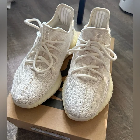 Yeezy boost 350 V2 in color bone - Picture 2 of 5